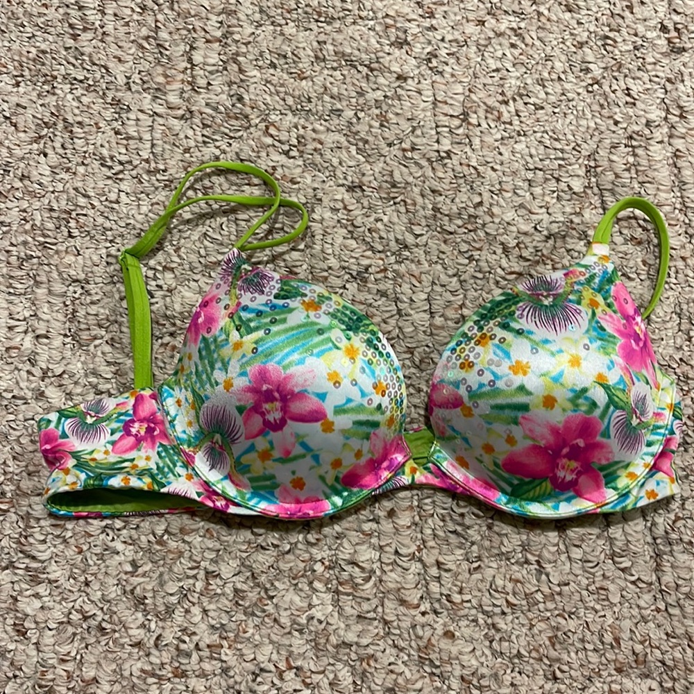 Victoria’s Secret push up bra. Size: 36A.